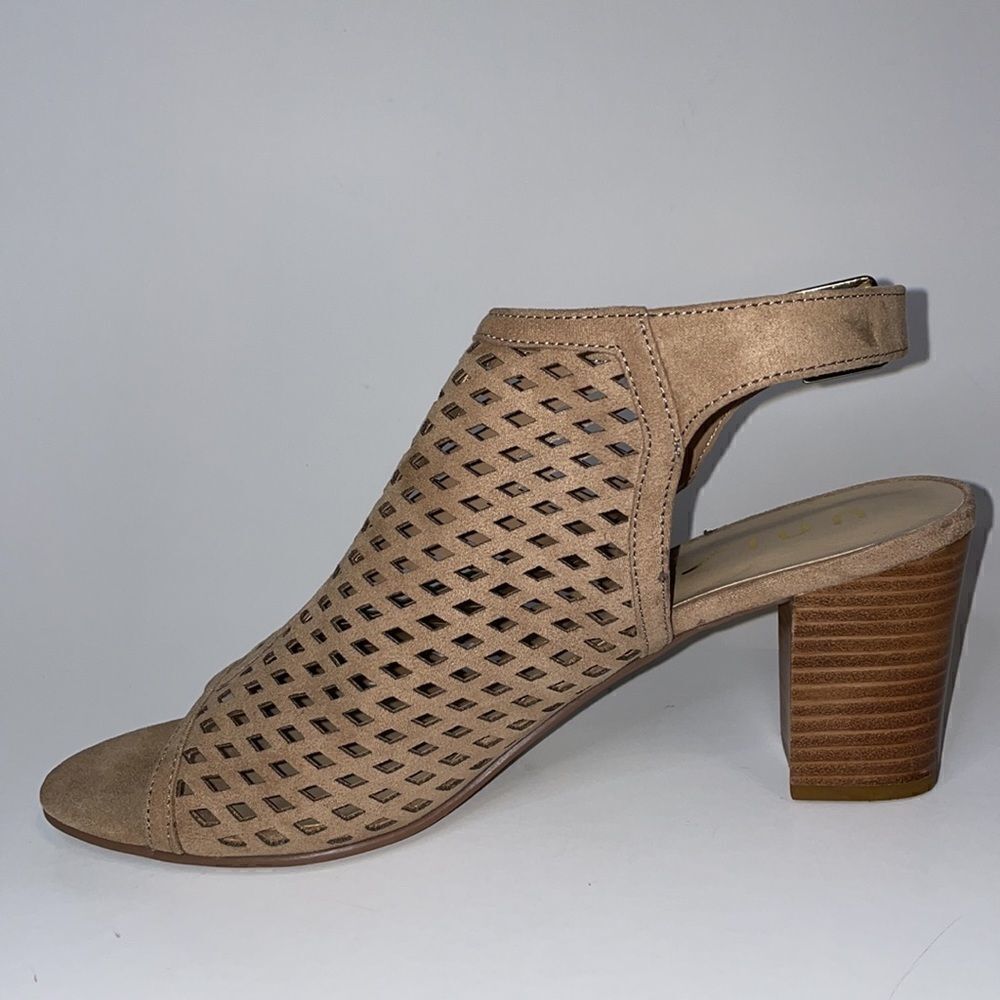 Unisa Laser Cut Block Heel Sandals 11M Tan Excellent Perforated Ankle Strap - Picture 2 of 7